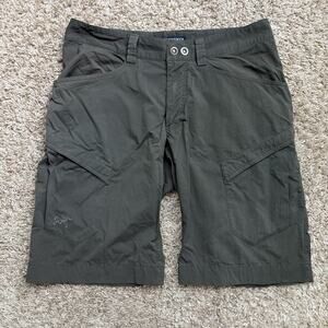 Vintage Arc’Teryx Dark Green Grey Cargo Shorts Hiking Men’s Size 32 Arcteryx
